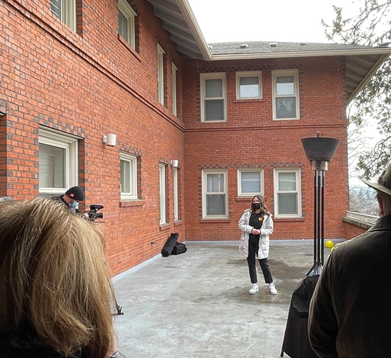 Josh Shultz avec un morceau de bois